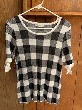 89th & Madison Black and White Buffalo Check Short Sleeve Top with Tie Cuffs